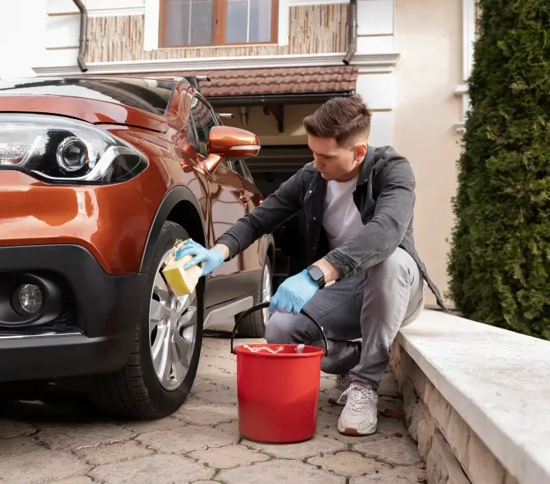 Lavage auto à domicile La Chapelle-Saint-Ursin : professionnel intervenant sur un véhicule